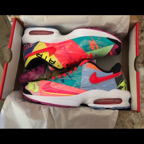 Atmos x air max 2 light logos